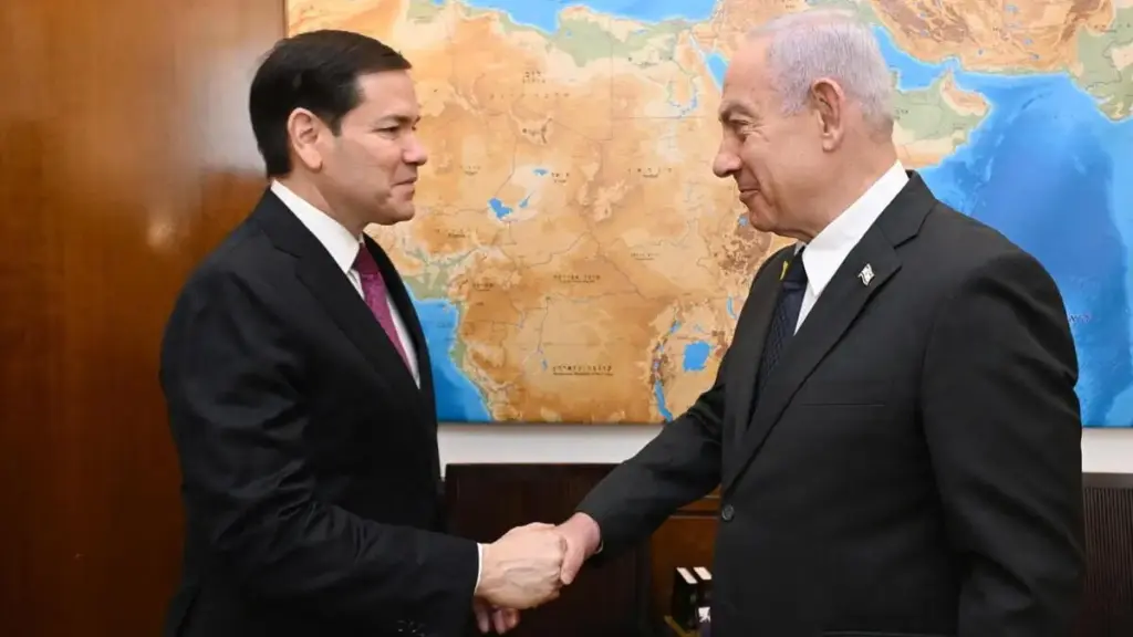 Il segretario di Stato americano Marco Rubio stringe la mano al premier Benjamin Netanyahu in Israele
