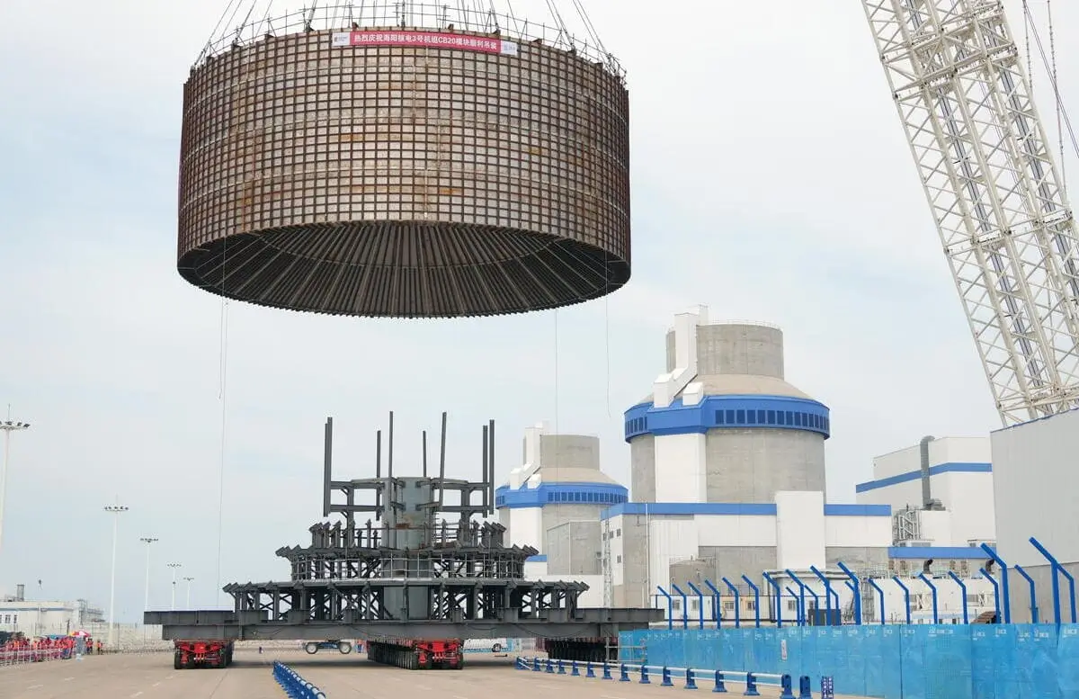 Una gru solleva il modulo CB20 dell'isola nucleare per la terza unità della centrale nucleare di Haiyang a Haiyang, provincia di Shandong, Cina, 4 agosto 2025