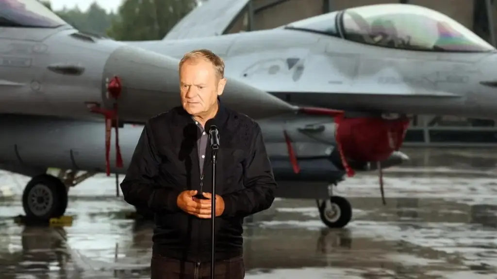 Il primo ministro polacco Donald Tusk parla ai media durante una visita alla 32a base aerea tattica di Lask, in Polonia, l'11 settembre 2025. Tusk ha ringraziato il personale dell'aeronautica militare il giorno dopo che l'esercito ha abbattuto i droni russi che avevano violato lo spazio aereo polacco
