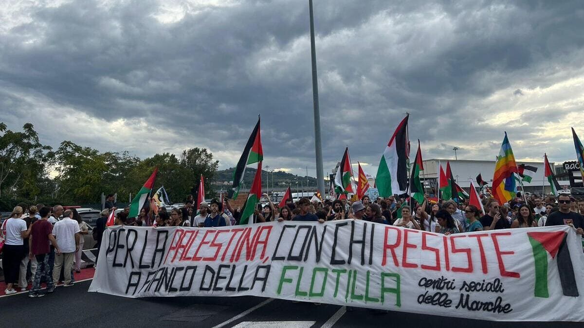 L'immagine mostra un corteo svoltosi ad Ancona 
