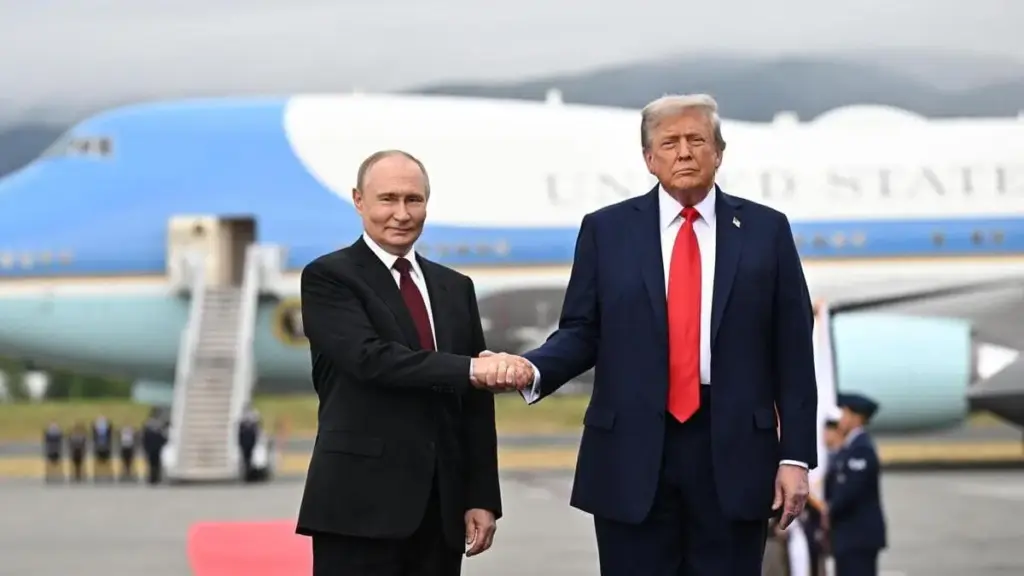 Donald Trump stringe la mano a Vladimir Putin ad Anchorage il 15 agosto