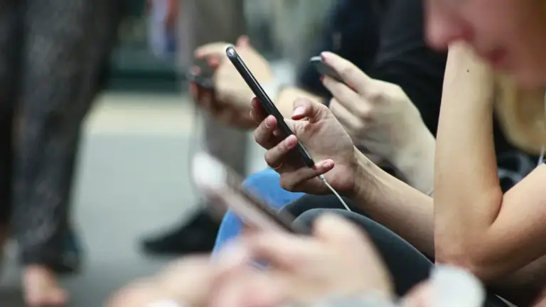 Addio smartphone a scuola, benvenuta realtà