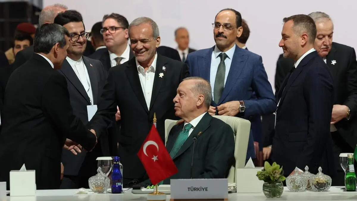 Il presidente turco Recep Tayyip Erdogan al centro al summit d'emergenza dei paesi arabo-islamici a Doha