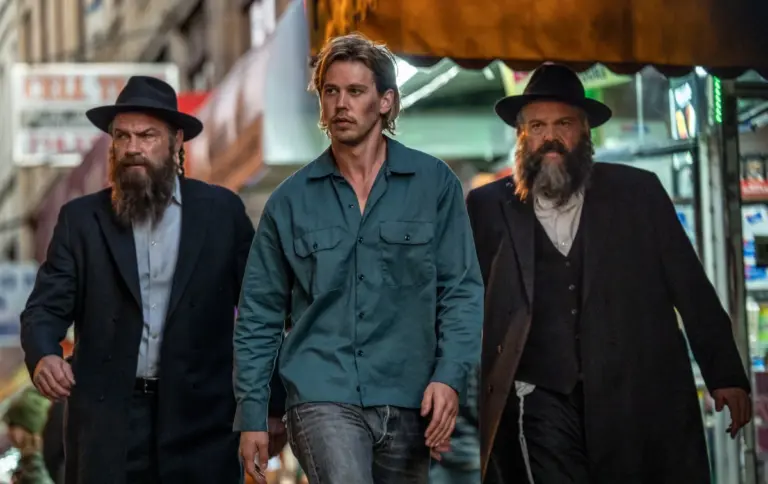 Fotogramma del film “Una scomoda circostanza: Caught Stealing” di Darren Aronofsky
