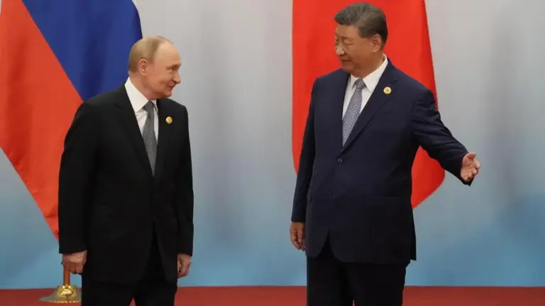 Il presidente della Cina, Xi Jinping, accoglie il presidente russo Vladimir Putin al vertice di Tianjin della Organizzazione per la cooperazione di Shanghai (Sco)