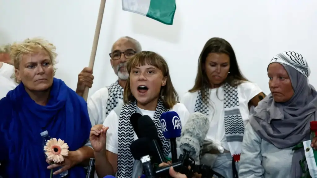 Greta Thunberg in conferenza stampa tra altri attivisti pro Pal