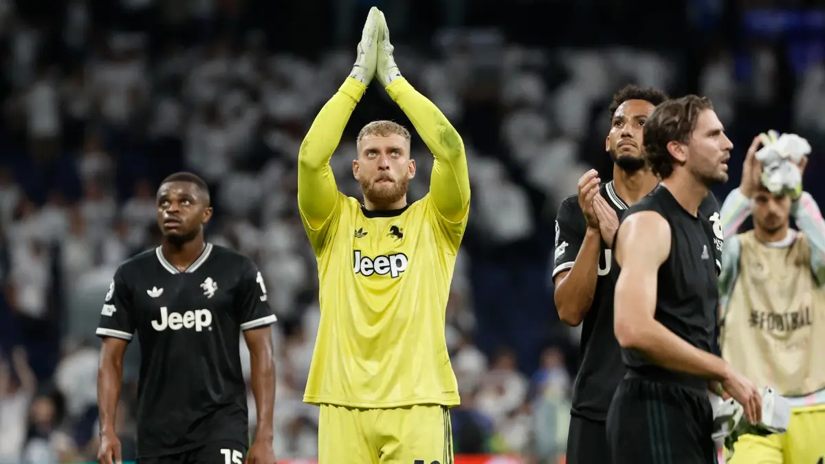 Michele Di Gregorio (al centro) e gli altri giocatori della Juventus salutano i tifosi bianconeri dopo la sconfitta per 1-0 contro il Real Madrid al Bernabeu