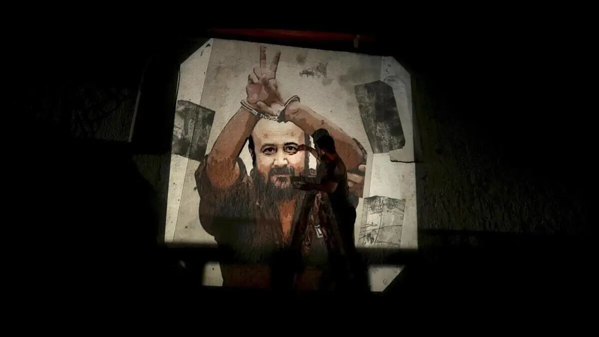Il leader palestinese Marwan Barghouti, in carcere in Israele per terrorismo, nella sua posa più famosa in un dipinto di un attivista palestinese