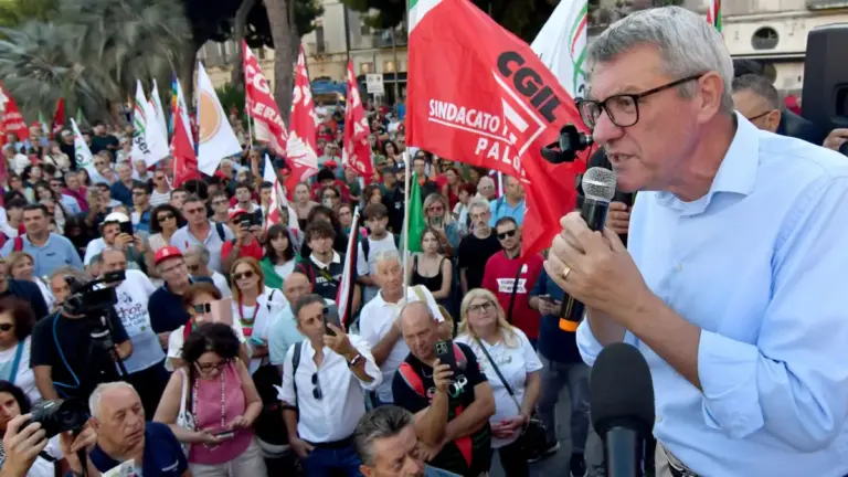 L'intervento del segretario nazionale della CGIL, Maurizio Landini, alla manifestazione regionale organizzata a Catania "Fermiamo il genocidio a Gaza" il 3 settembre 2025 (foto Ansa) sciopero