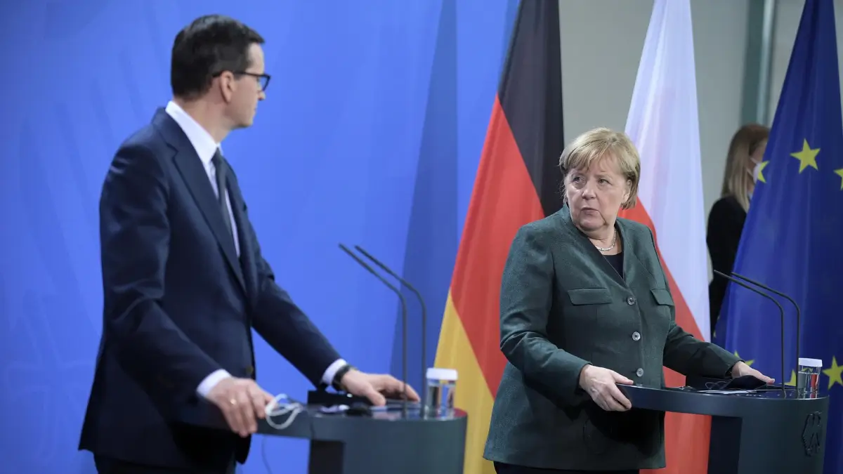 25 novembre 2021. La cancelliera tedesca Angela Merkel (a destra) e il primo ministro polacco Mateusz Morawiecki parlano in conferenza stampa dopo un loro incontro a Berlino Polonia Germania