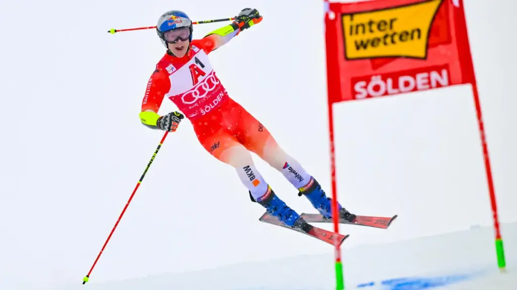 Lo sciatore svizzero Marco Odermatt durante la prima tappa della Coppa del mondo di sci, il 25 ottobre a Solden, in Austria
