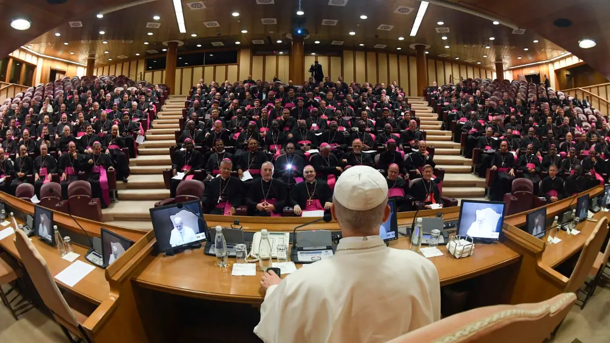 Papa Leone XIV, di spalle, incontra i nuovi vescovi ordinati nell'anno e i vescovi di missione, l'11 settembre 2025