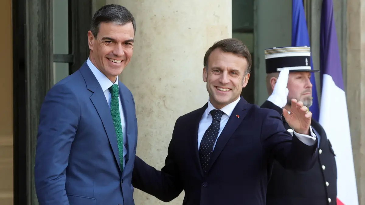 Il presidente francese Emmanuel Macron, a destra, accoglie all'Eliseo il premier spagnolo, Pedro Sanchez