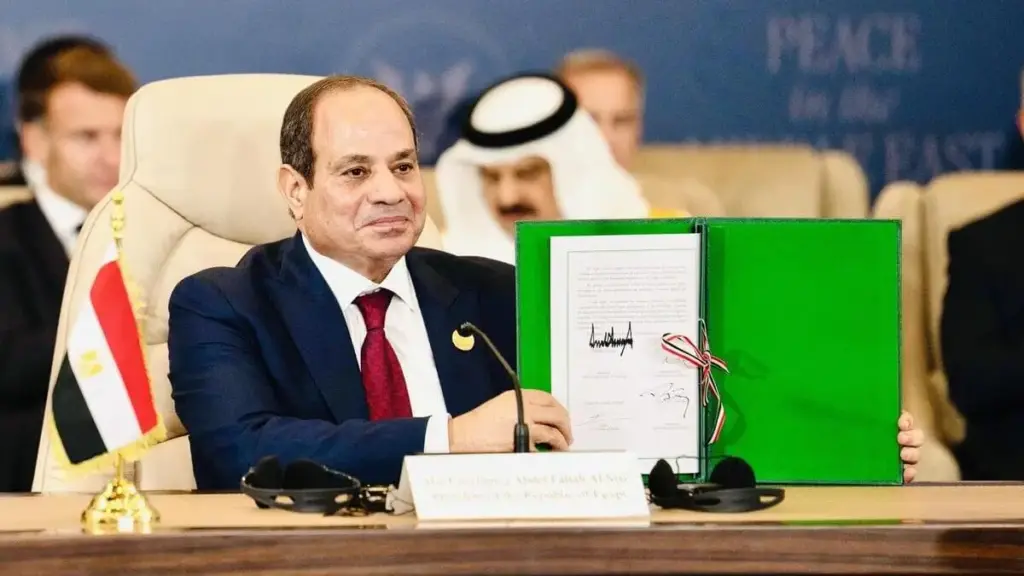 Il presidente dell'Egitto, Abdel Fattah al-Sisi, firma l'accordo di pace tra Israele e Hamas a Sharm el-Sheikh