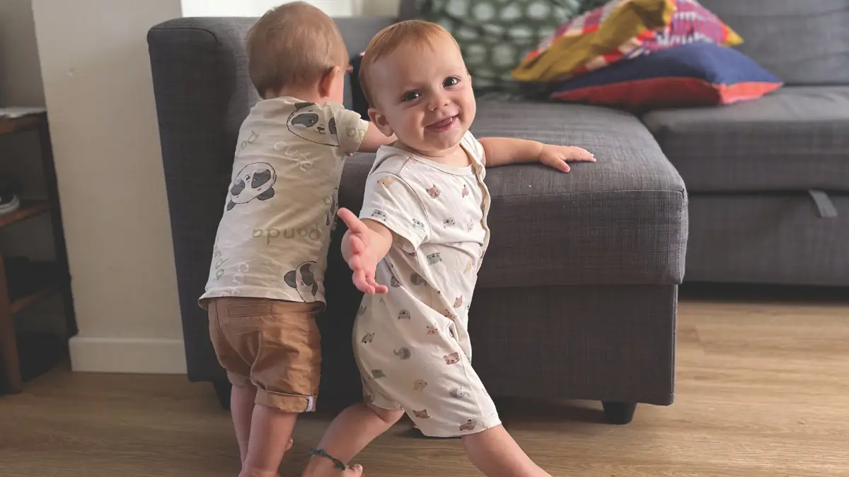 bambini che provano a fare i primi passi