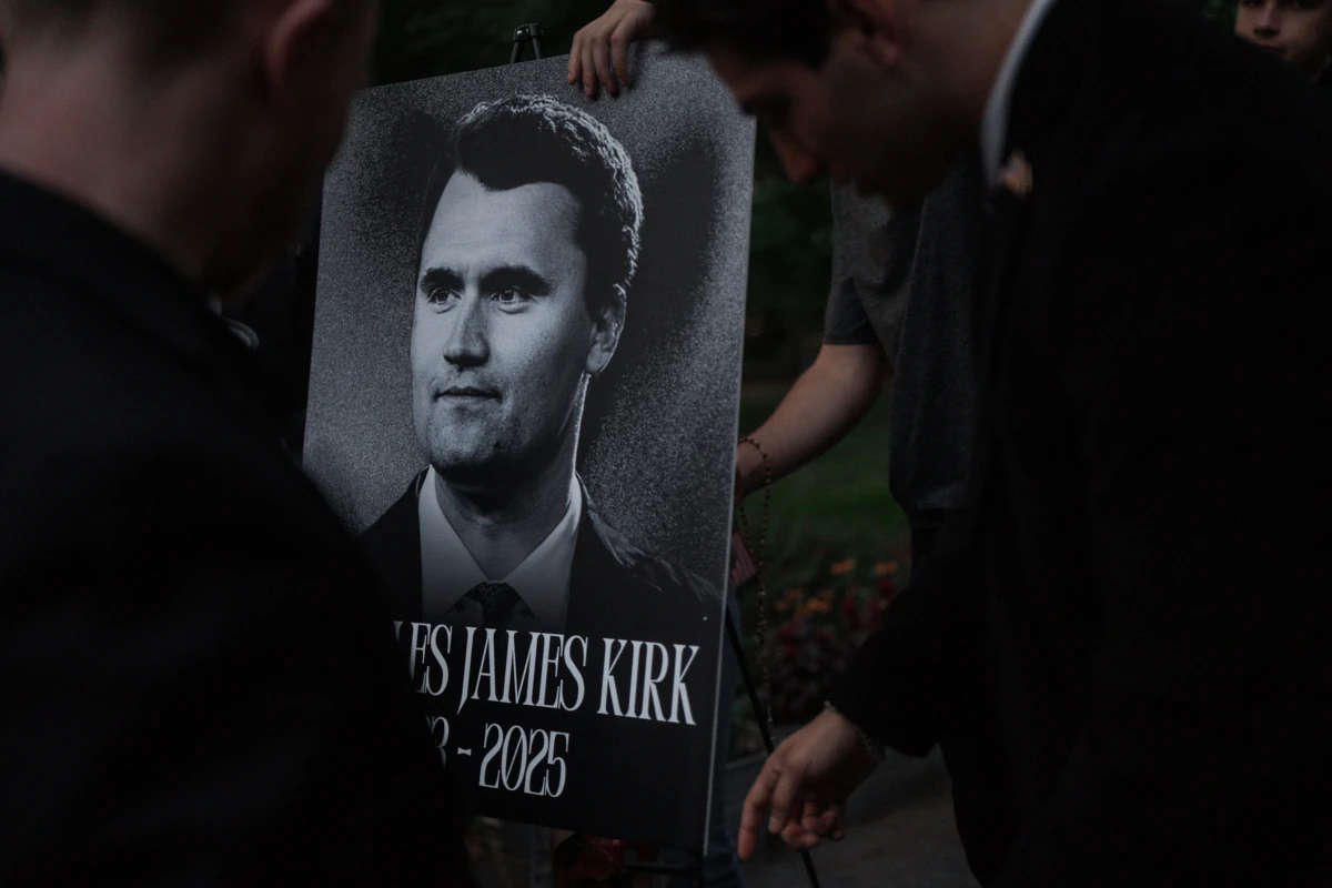 Un’immagine commemorativa di Charlie Kirk, l’attivista cristiano conservatore ucciso alla Utah Valley University il 10 settembre scorso (foto Ansa)