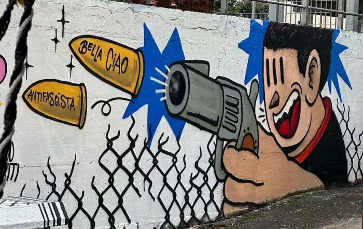 Il graffito (poi cancellato) inneggiante all'omicidio di Charlie Kirk, apparso su un muro del circolo Arci di La Spezia (Ansa)