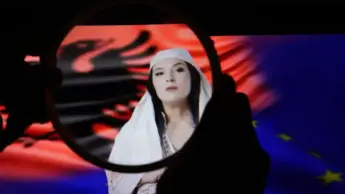 La ministra Ai albanese è incinta di 83 figli. E i chatbot fanno come HAL 9000