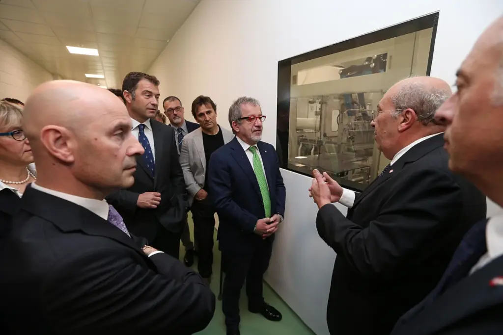 L’allora governatore lombardo Roberto Maroni con alle spalle Alex Zanardi e accanto il suo assessore allo Sport Antonio Rossi durante una visita alla Enervit guidata da Pino Sorbini in occasione della sottoscrizione di un accordo per la competitività tra l’azienda e la Regione, 24 maggio 2016 (foto Ansa)
