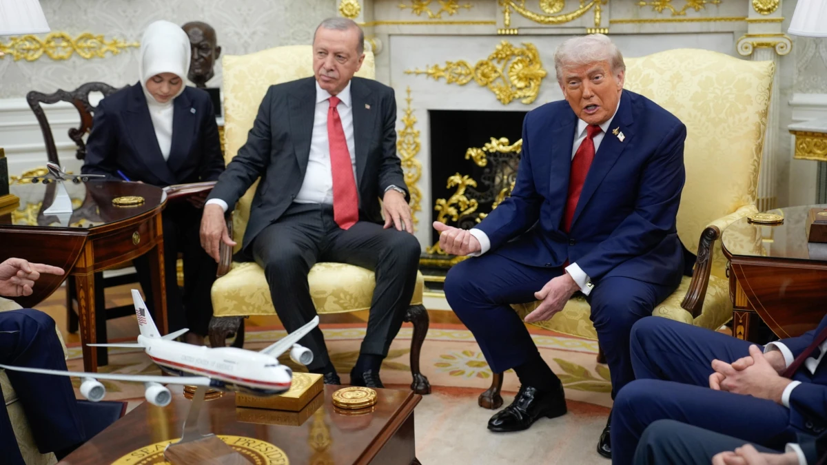 Il presidente turco Recep Tayyip Erdogan con Donald Trump nello Studio ovale della Casa Bianca, 25 settembre 2025 (foto Ansa)