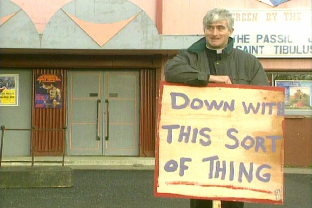 Un fotogramma dal celebre episodio della serie tv comica “Father Ted” in cui il protagonista, padre Ted, protesta contro la proiezione di un film blasfemo mostrando un cartello con su scritto “Abbasso questo genere di cose”