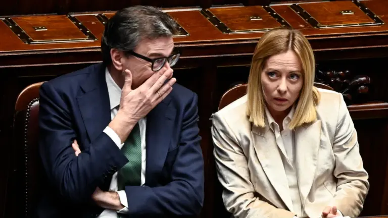 Il ministro dell’Economia Giancarlo Giorgetti in Aula a Montecitorio con la presidente del Consiglio Giorgia Meloni (foto Ansa)