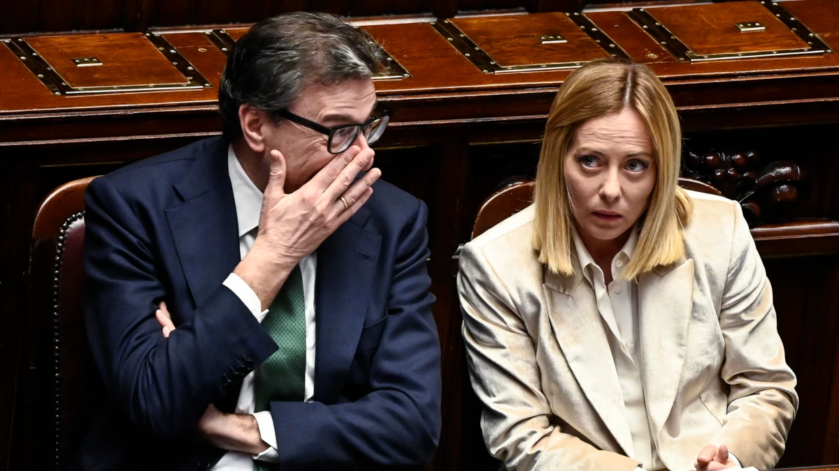 Il ministro dell’Economia Giancarlo Giorgetti in Aula a Montecitorio con la presidente del Consiglio Giorgia Meloni (foto Ansa)