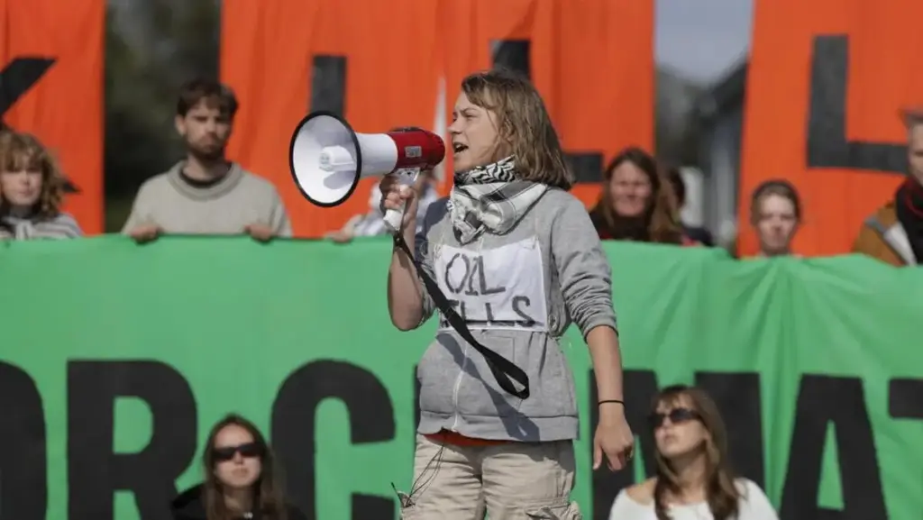 L’attivista svedese Greta Thunberg partecipa a una protesta di Extinction Rebellion contro una raffineria in Norvegia ad agosto (foto Ansa)