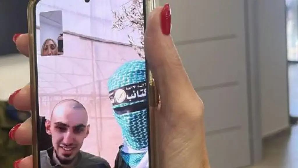 I terroristi di Hamas organizzano videochiamate tra gli ostaggi e le loro famiglie in Israele prima del rilascio