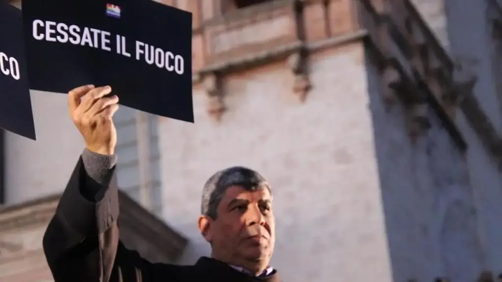 Padre Ibrahim Faltas della Custodia di Terra Santa ad Assisi nell’ottobre 2023 per chiedere il cessate il fuoco a Gaza (foto Ansa)