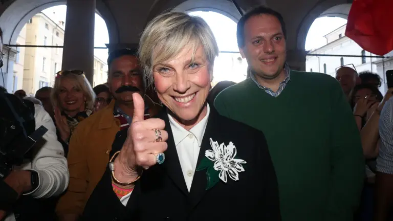 Ricordano alla sindaca di Brescia che «nessuno nasce da due donne». E lei querela