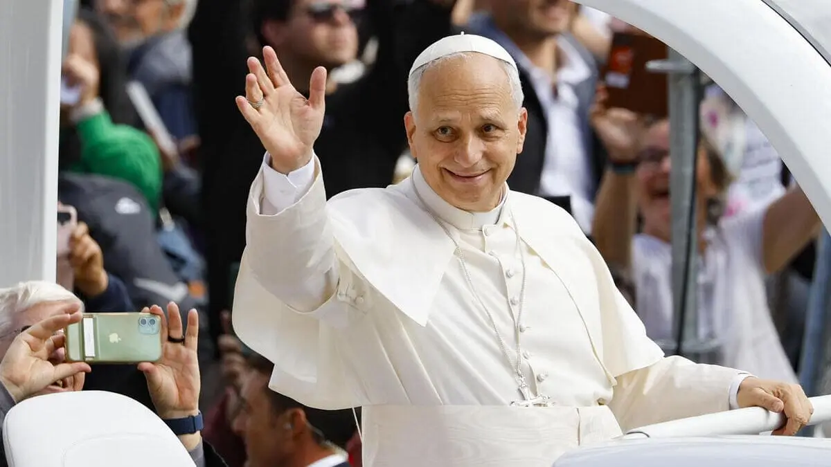 Papa Leone Xiv saluta i fedeli dalla papamobile al termine dell'angelus domenicale in piazza San Pietro, 5 ottobre 2025