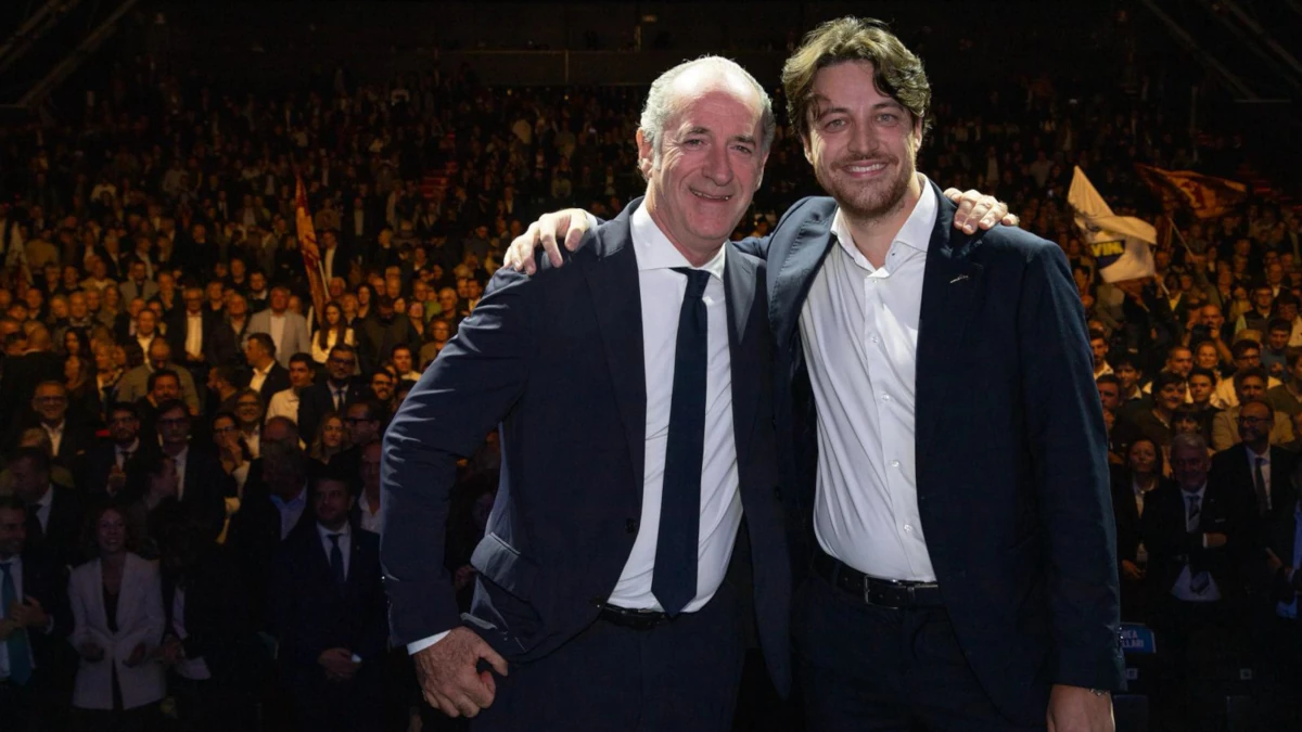 Il governatore uscente del Veneto Luca Zaia (a sinistra) con il candidato del centrodestra alla presidenza della Regione Alberto Stefani sul palco kermesse della Lega per aprire la campagna elettorale, Padova, 15 ottobre 2025 (foto Ansa)