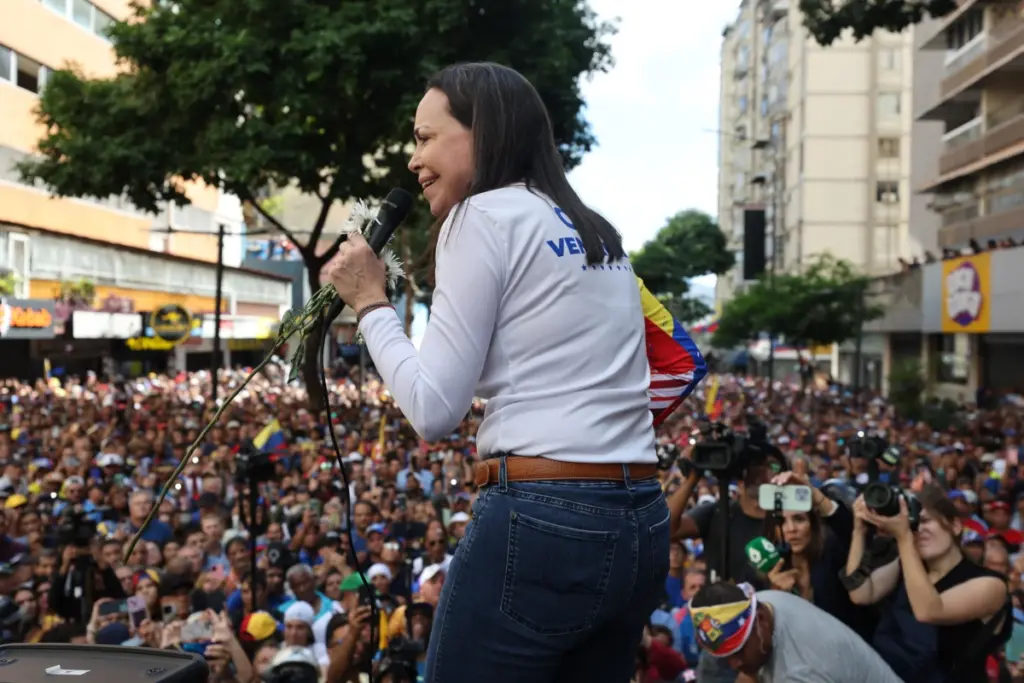 Machado parla alla folla radunata a Caracas per protestare alla vigilia del nuovo insediamento come presidente di Nicolás Maduro a seguito delle elezioni truccate dell’estate scorsa, 9 gennaio 2025 (foto Ansa)
