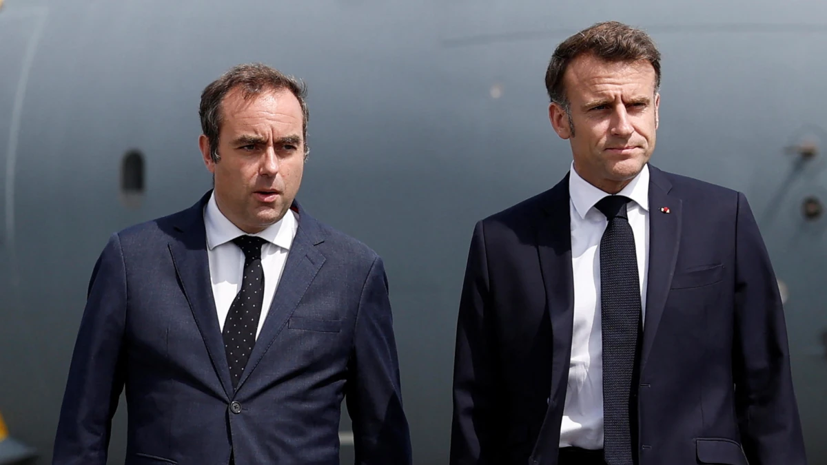 Il presidente francese Emmanuel Macron con il suo primo ministro dimissionario Sébastien Lecornu (foto Ansa)