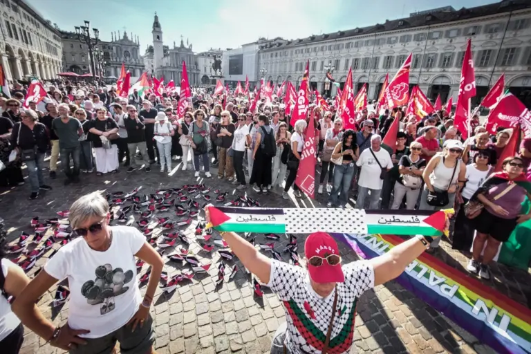 Manifestazione della Cgil pro Gaza in piazza San Carlo a Torino durante lo sciopero del 19 settembre 2025 (foto Ansa)