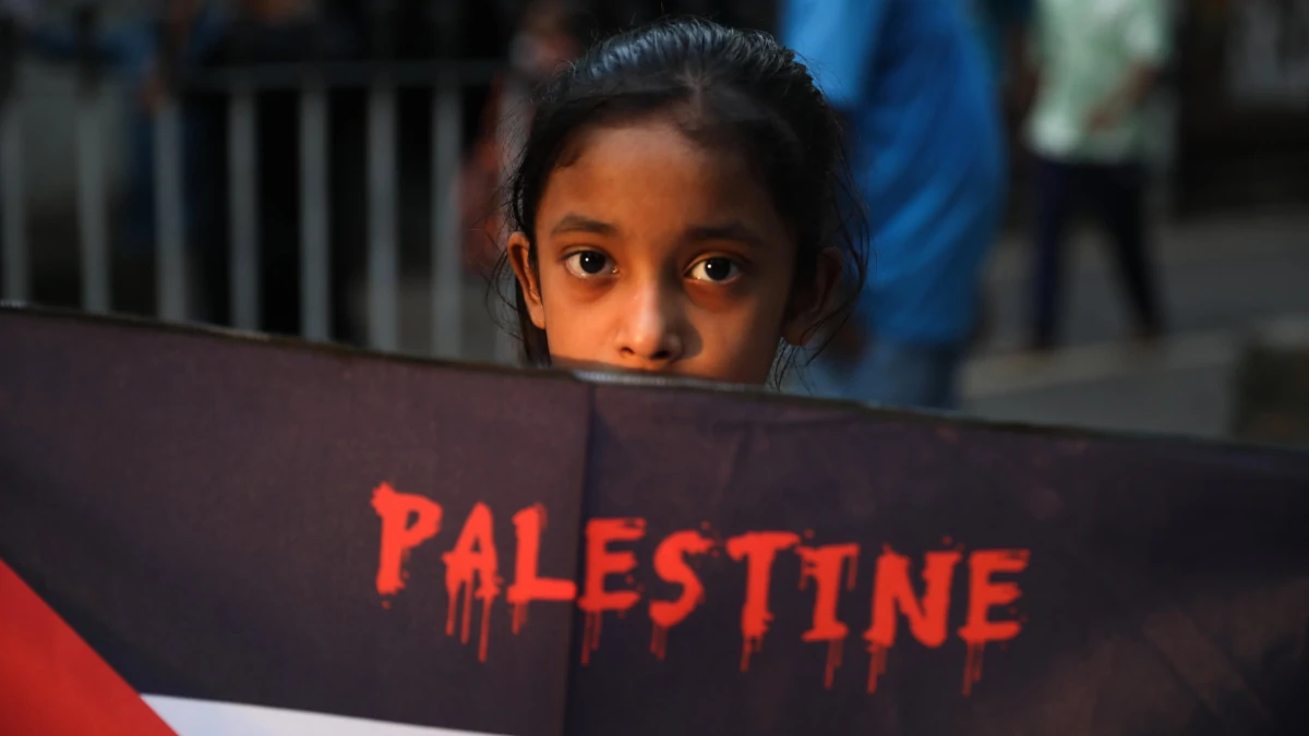 Ragazzina con una bandiera della Palestina durante una manifestazione