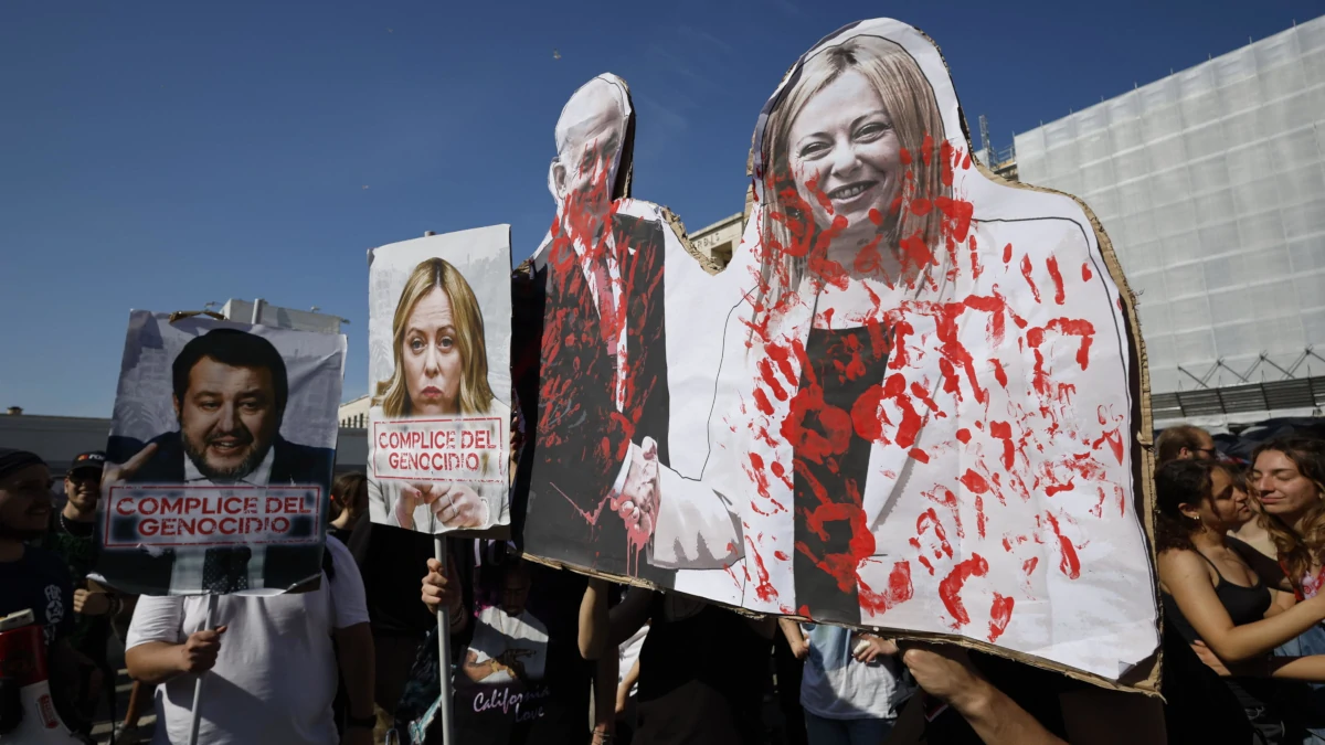 Manifesti contro Giorgia Meloni e Matteo Salvini “complici del genocidio” esposti durante una marcia pro Pal all’Università La Sapienza di Roma, 14 maggio 2024 (foto Ansa)