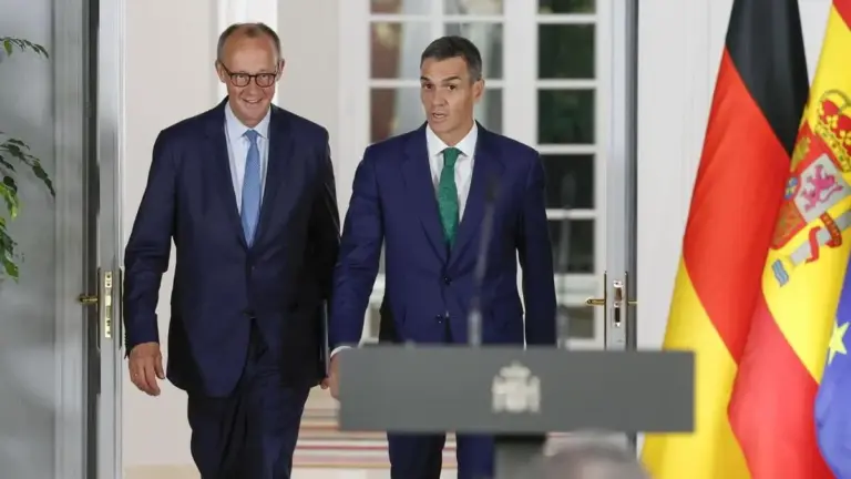Il cancelliere tedesco Friedrich Merz e il primo ministro spagnolo Pedro Sanchez (Ansa)