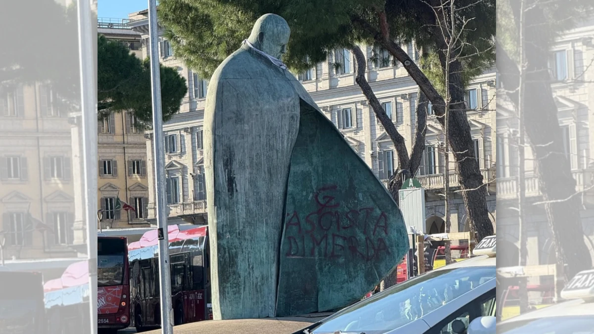 Il monumento a san Giovanni Paolo II nel piazzale della stazione Termini a Roma deturpato dalla scritta “fascista di m...a” durante le manifestazioni pro Pal dei giorni scorsi (foto Ansa)