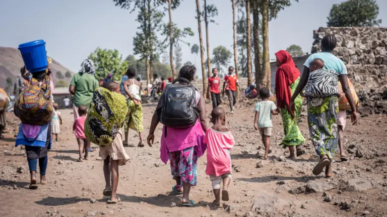 Un gruppo di sfollati interni cerca riparo dalla guerra nel Nord Kivu, Repubblica Democratica del Congo, 26 settembre 2024 (foto Ansa)