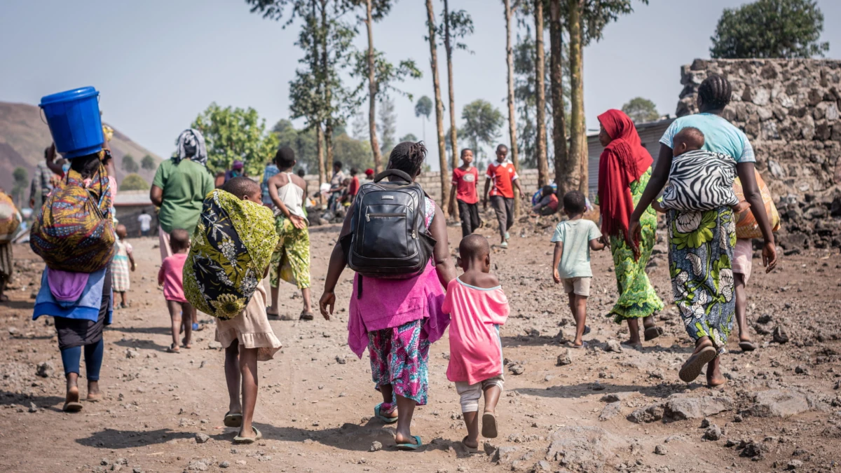Un gruppo di sfollati interni cerca riparo dalla guerra nel Nord Kivu, Repubblica Democratica del Congo, 26 settembre 2024 (foto Ansa)