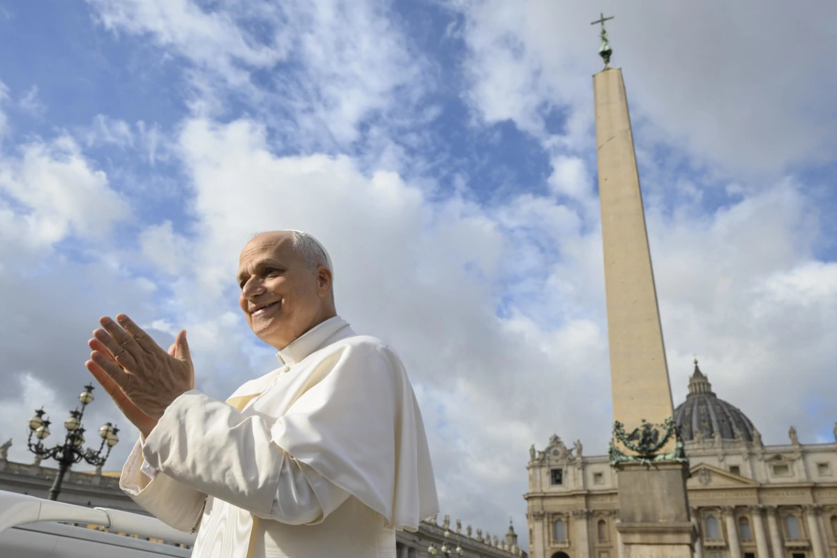 Papa Leone XIV in piazza San Pietro (foto Ansa)