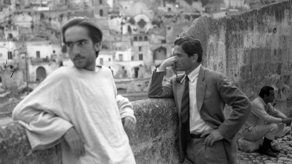 Pier Paolo Pasolini (a destra) con Enrique Irazoqui durante le riprese del film “Il Vangelo secondo Matteo”