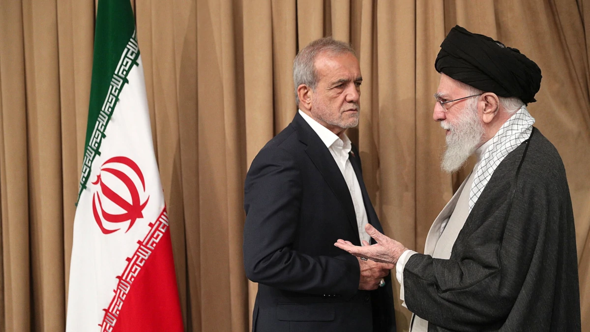 Il presidente iraniano Masoud Pezeshkian con la Guida suprema della Repubblica islamica, l’ayatollah Ali Khamenei, Teheran, 7 settembre 2025 (foto Ansa)