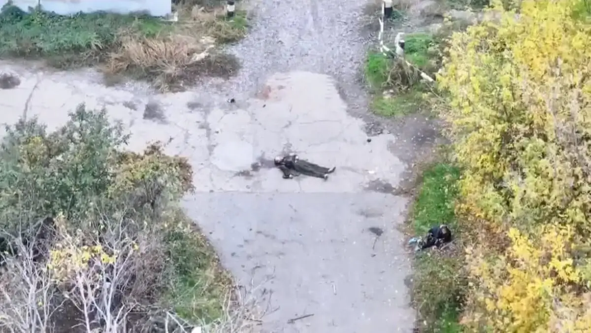 Un drone riprende un civile ucraino ucciso a Pokrovsk dai russi nella regione di Donetsk