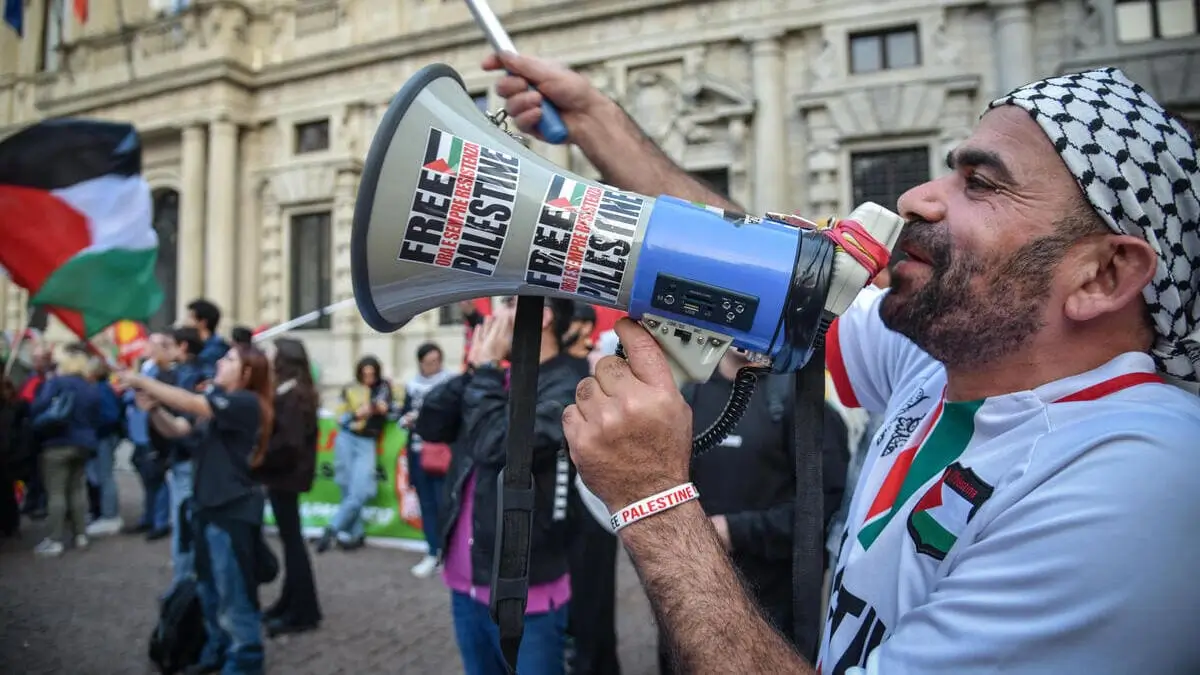 Protesta in piazza della Scala, Milano, per il voto in Consiglio comunale su gemellaggio con Tel Aviv, 13 ottobre 2025 (foto Ansa)