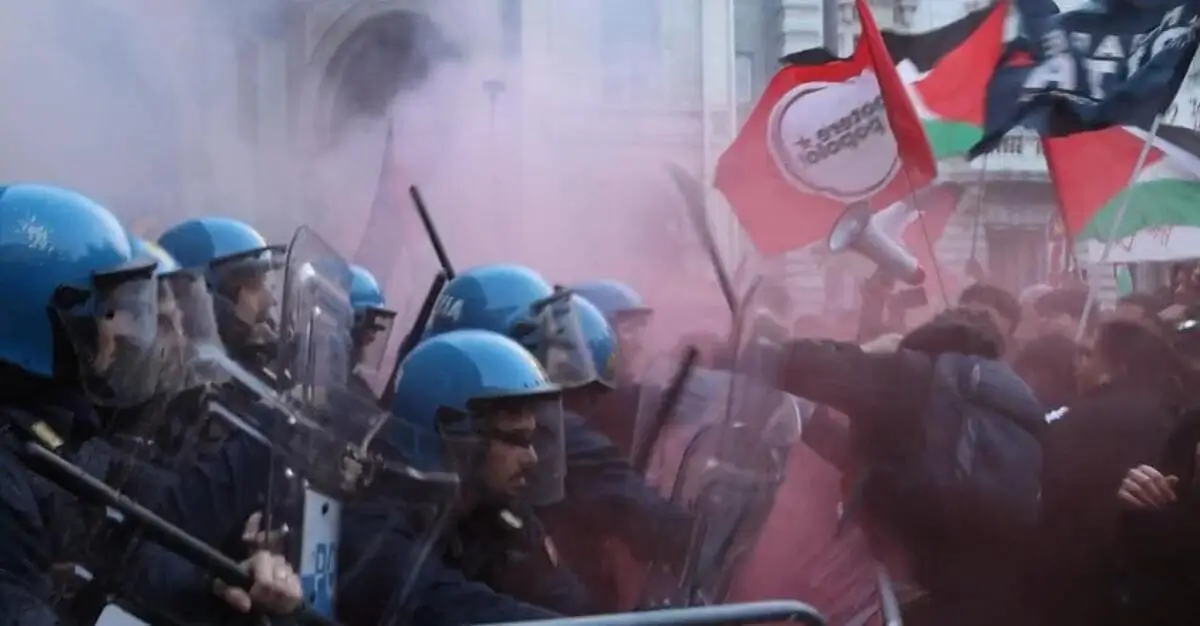 Tafferugli in piazza della Scala, a Milano, in occasione del voto in Consiglio comunale sul gemellaggio con Tel Aviv, 13 ottobre (foto Ansa)
