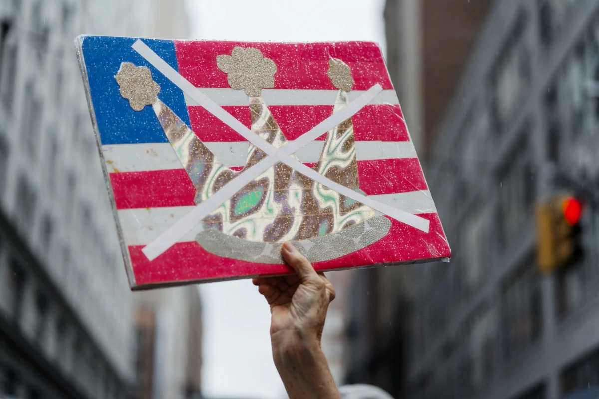 Protesta “No Kings” contro le politiche di Donald Trump a New York, 14 giugno 2025 (foto Ansa)