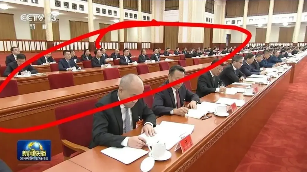 La televisione di Stato indugia ripetutamente sulle file vuote al Quarto Plenum del Comitato centrale del Partito comunista cinese